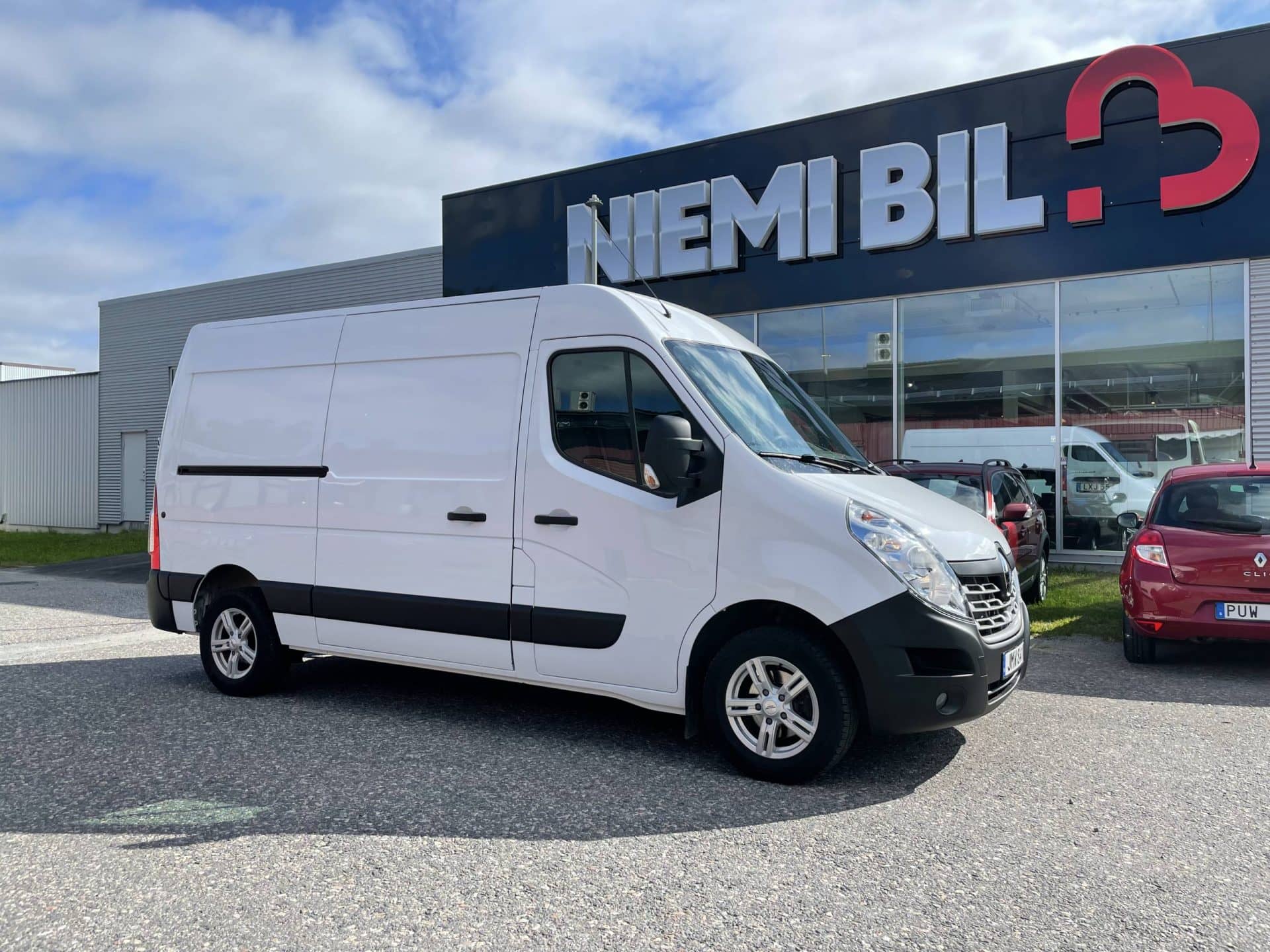 Stor vit skåpbil parkerad utanför Niemi Bils bilhall