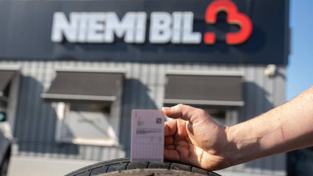 Korkort daligt dock Tipsen: Så kollar du mönsterdjupet - med hjälp av ditt körkort