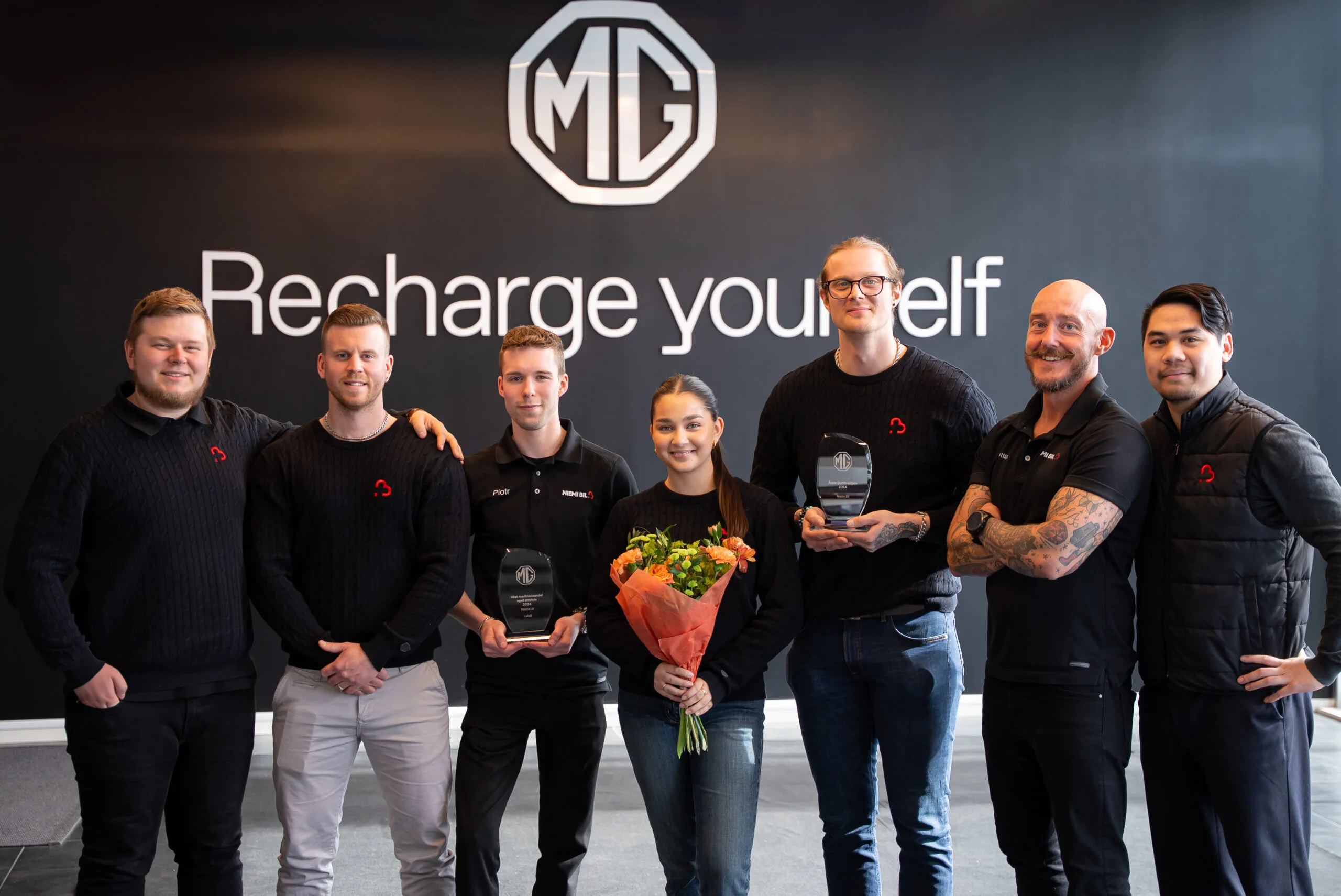 Group photo Niemi Bil is MG Dealer of the Year 2024!