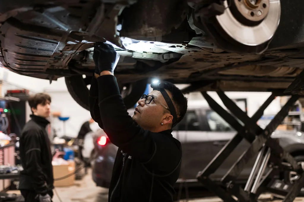 Change the oil at the workshop. Oil service Uppsala.