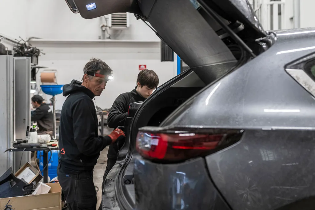 Montera dragrok på verkstad i Uppsala Fyrislund