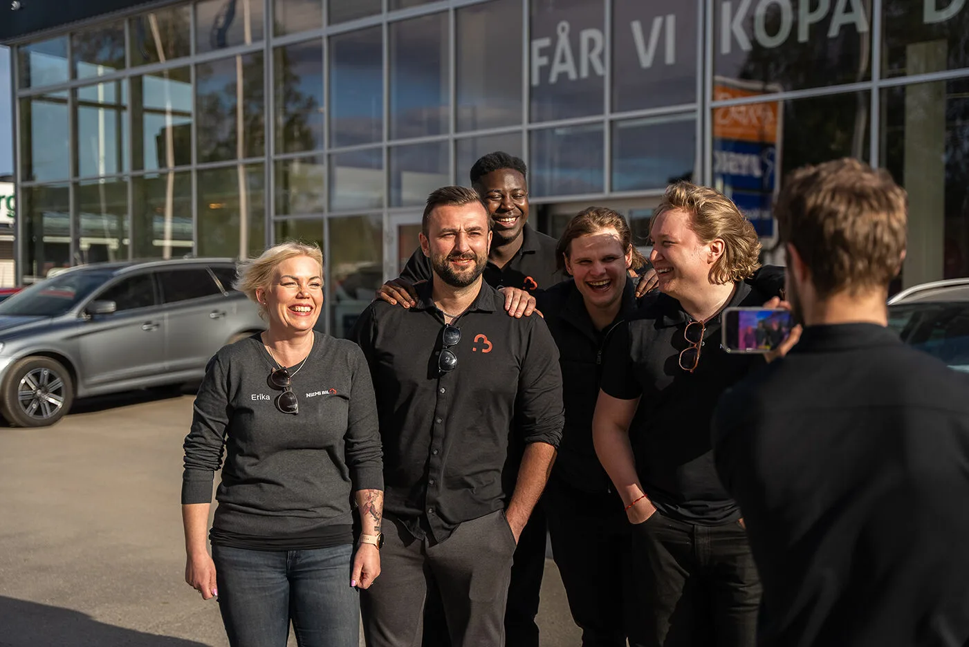 Medarbetare hos Niemi Bil framför anläggningen i Umeå