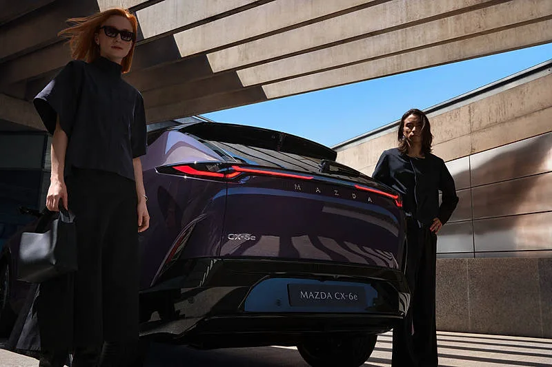2025 CX 6e GER LHD C005 EXT RQ Nightfall Violet High withTalent until20310108 72dpi Mazda CX-6e lansering