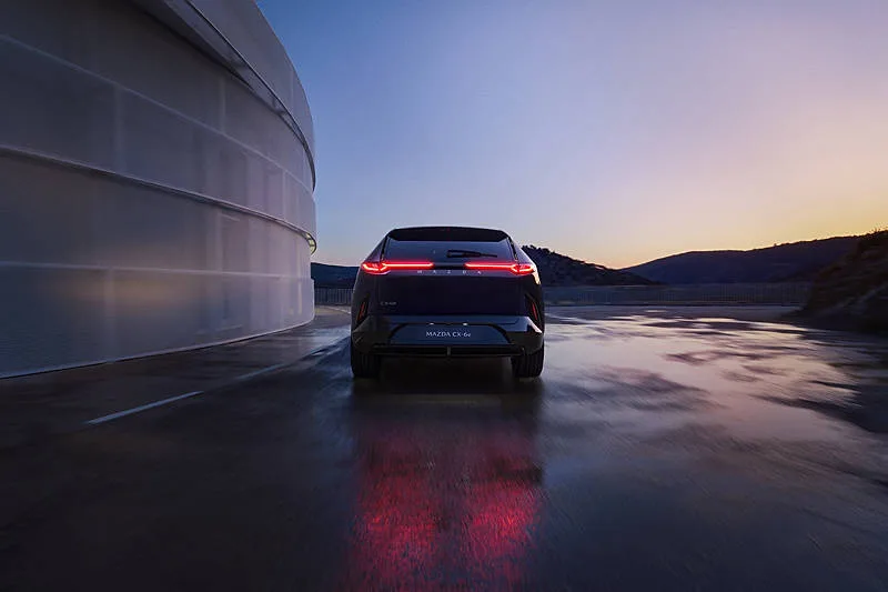 2025_CX-6e_GER_LHD_C009_EXT_Rear_Nightfall_Violet_High+_72dpi
