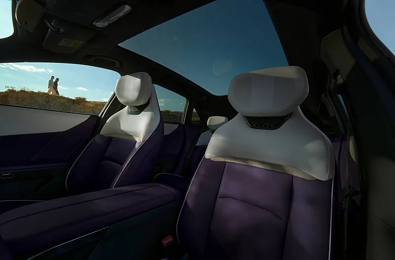2025_CX-6e_GER_LHD_C015_INT_Purple_White_Leatherette_Seats_High+_until20310108_72dpi
