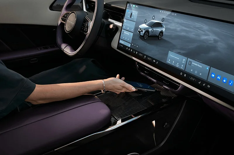 2025 CX 6e GER LHD C014 INT Purple White Leatherette Qi Wireless Charging High 72dpi 5 snabba fakta om Mazdas nya el-SUV CX-6e