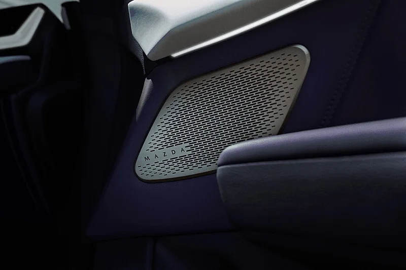 2025 CX 6e GER LHD C022 INT Purple White Leatherette SonyAudio High 72dpi 5 snabba fakta om Mazdas nya el-SUV CX-6e