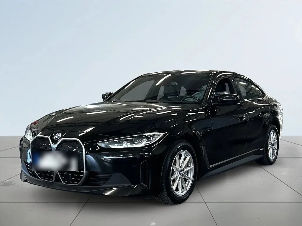 Svart BMW i4 eDrive40 Gran Coupé