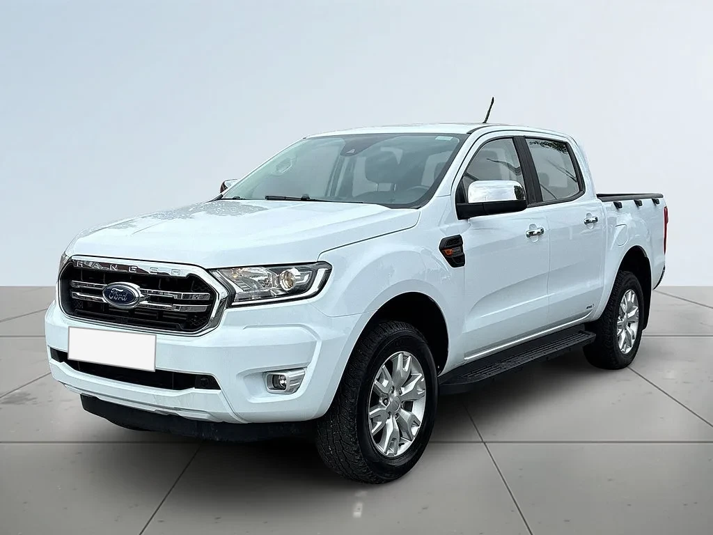 Vit Ford Ranger pickup med flak
