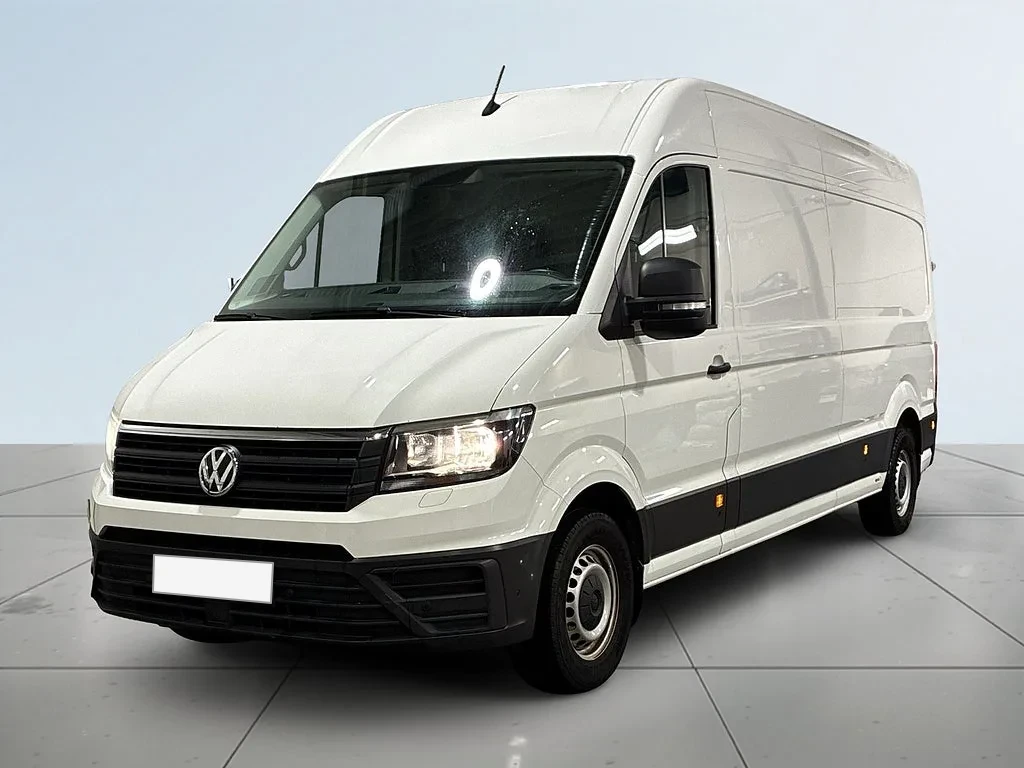 Vit Volkswagen Crafter, stor skåpbil