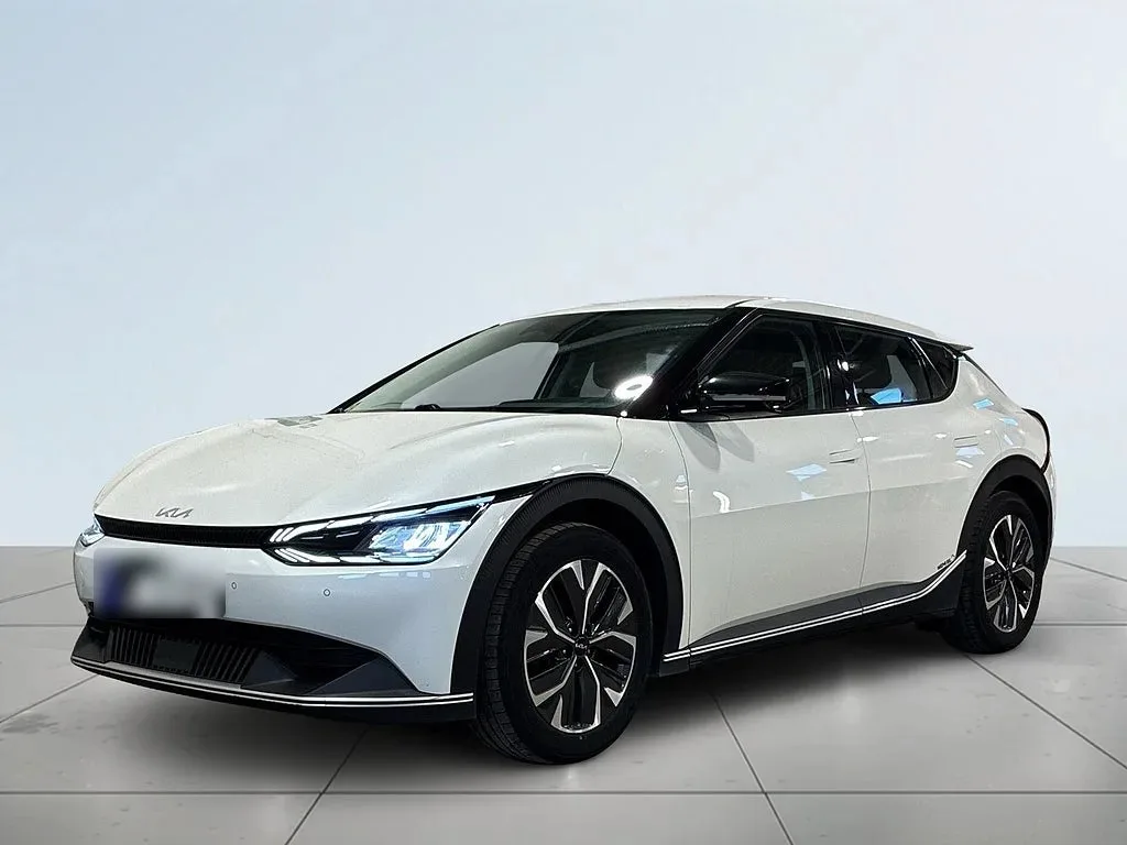 Vit Kia EV6, eldriven crossover med snabbladdning