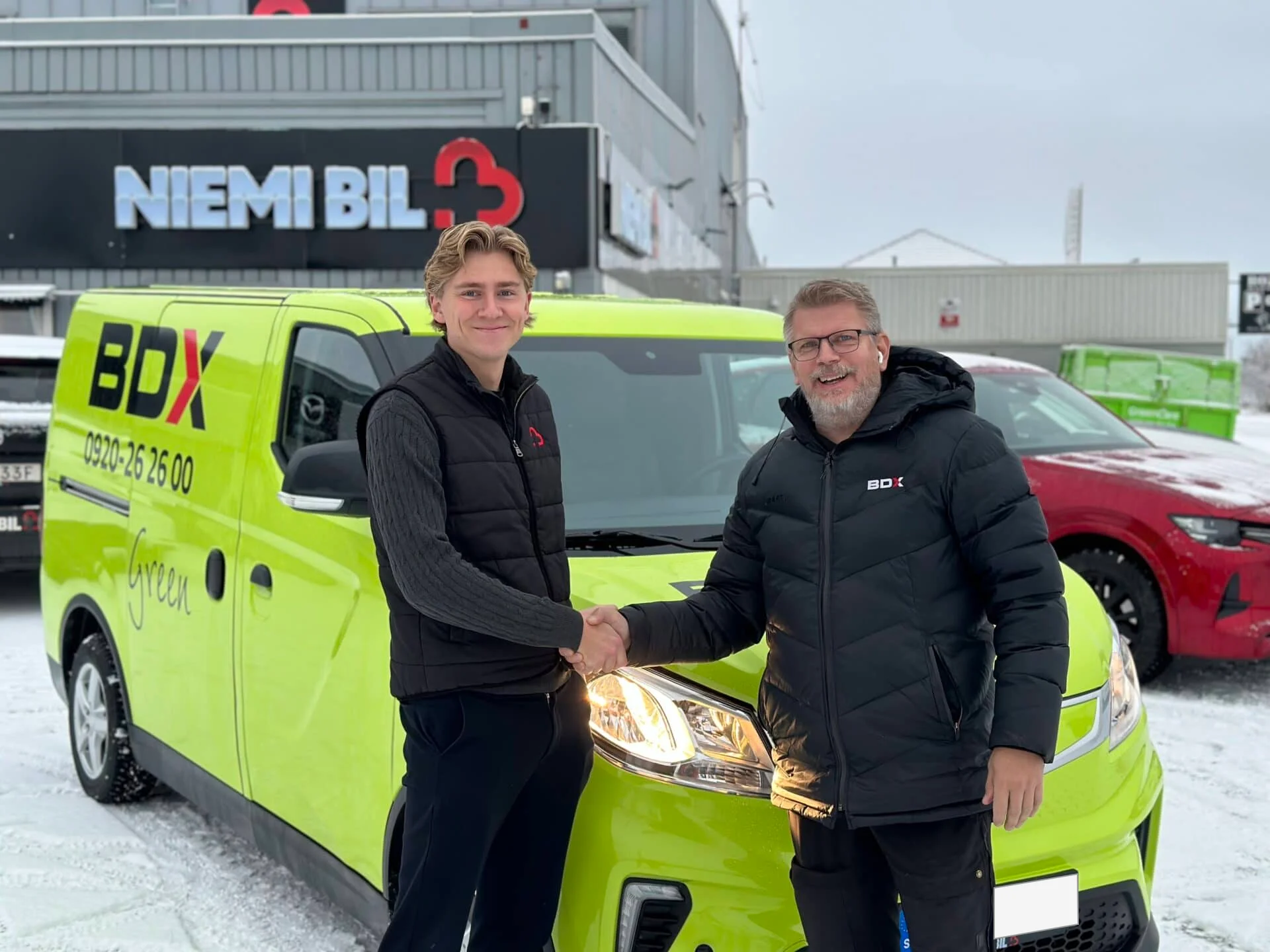 Rasmus Björklund från Niemi Bil och Dennis Larsson från BDX framför en av BDX elektriska transportbilar