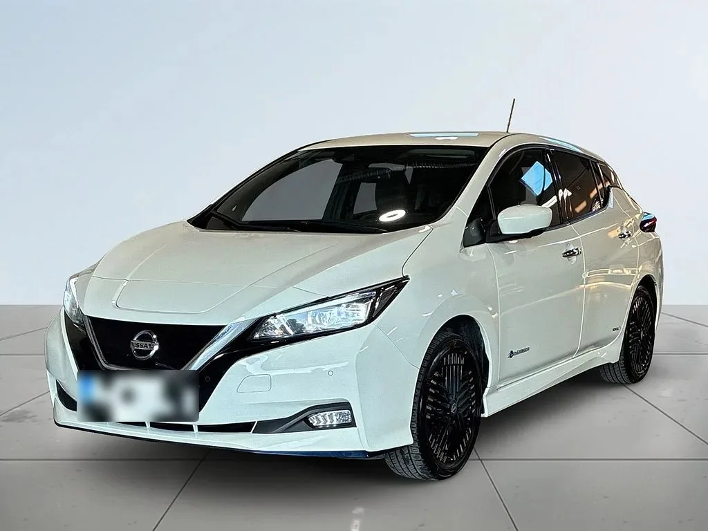 Vit Nissan Leaf e+ fotograferad snett framifrån