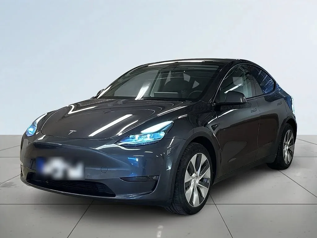 Grå Tesla Model Y Long Range med fyrhjulsdrift