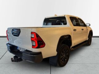 Toyota Hilux Dubbelhytt 2.8 4WD Invincible S&Vdäck/Drag/MOMS/Kamera – bild 6