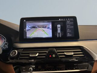BMW 530e xDrive Touring MOMS Drag Kamera Rattvärme Navi S&V-däck – bild 11