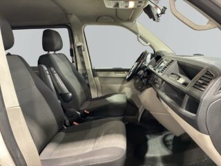 Volkswagen Transporter Kombi T32 2.0 TDI BMT Drag Kamera Värmare Navi S&V-hjul – bild 9