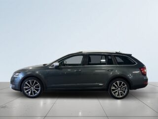Skoda Octavia Scout 2.0 TDI AWD Premium Drag Värmare Kamera Skinn Psens – bild 3