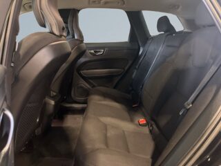 Volvo XC60 B4 AWD Aut Momentum Drag Kamera Värmare Rattvärme S&V – bild 11