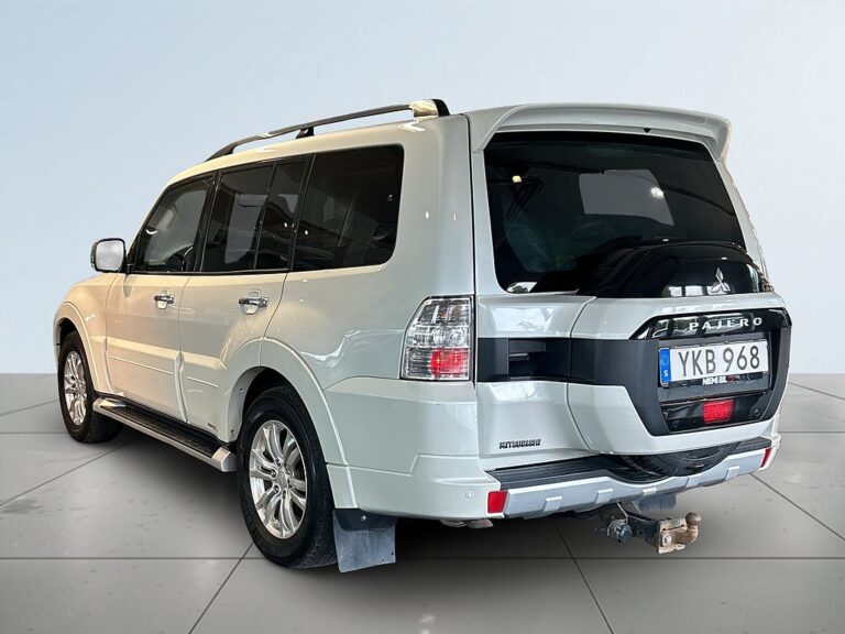 Mitsubishi Pajero 5-dörrar 3.2 Di-D 4WD Skinn/7-sits/Pano/Drag/Kamera/SoV