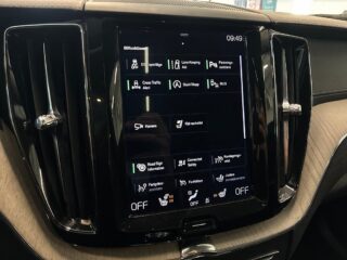 Volvo XC60 B4 AWD Inscription S&V-hjul/Pano/B&W/Drag/Skinn/360kam – bild 23