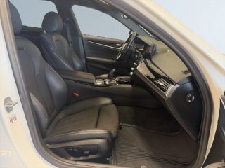 BMW 520d xDrive Touring Sport line Drag B-kamera S&V-däck Rvärme – bild 10