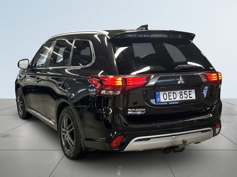 Mitsubishi Outlander PHEV CVT Business MOMSAD/Drag/360°kamera/Skinn/S&V-Däck