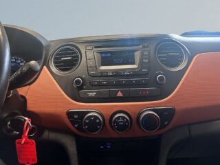 Hyundai i10 1.0 ComfortPlus Kamkedja Motorvärmare Rattvärme S&Vdäck – bild 11