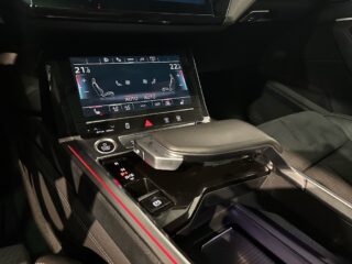 Audi q8-e-tron Q8 55 e-tron quattro S Drag Pvärm GPS Pano 360° B&O SoV – bild 19