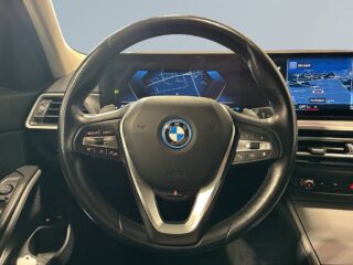 BMW 330e xDrive Touring Aut Drag Kamera Cockpit HuD Navi Psens – bild 9
