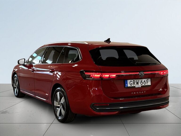 Volkswagen Passat Sportscombi eTSI Business Drag Värmare Cockpit LED S&V