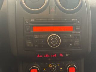 Nissan Qashqai 2.0 Motorvärmare Extraljus Dragkrok S&V-däck Bluetooth – bild 11