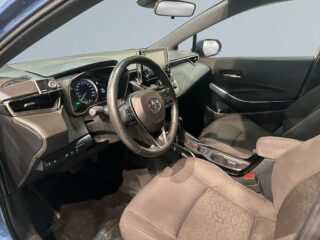 Toyota Corolla Hybrid e-CVT Active Webasto Pvärm Kamera Rattvärme SoV – bild 7
