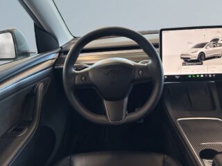 Tesla Model Y Performance S&V/Drag/Pano/Värmepump/Ljusramp/Elstolar – bild 9