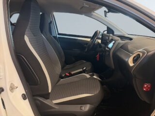 Toyota Aygo 5-dörrar 1.0 Motorvärmare Backkamera Kamkedja S&V-däck – bild 10