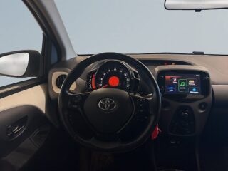 Toyota Aygo 5-dörrar 1.0 Motorvärmare Backkamera Kamkedja S&V-däck – bild 9