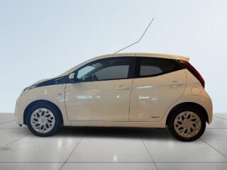 Toyota Aygo 5-dörrar 1.0 Motorvärmare Backkamera Kamkedja S&V-däck – bild 4