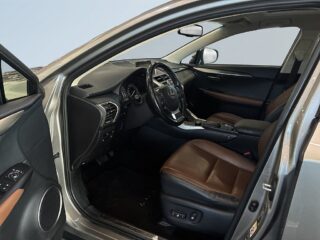Lexus NX 300h AWD 2.5 AWD E-CVT Executive S&V/Drag/M&K-värm/BT – bild 7