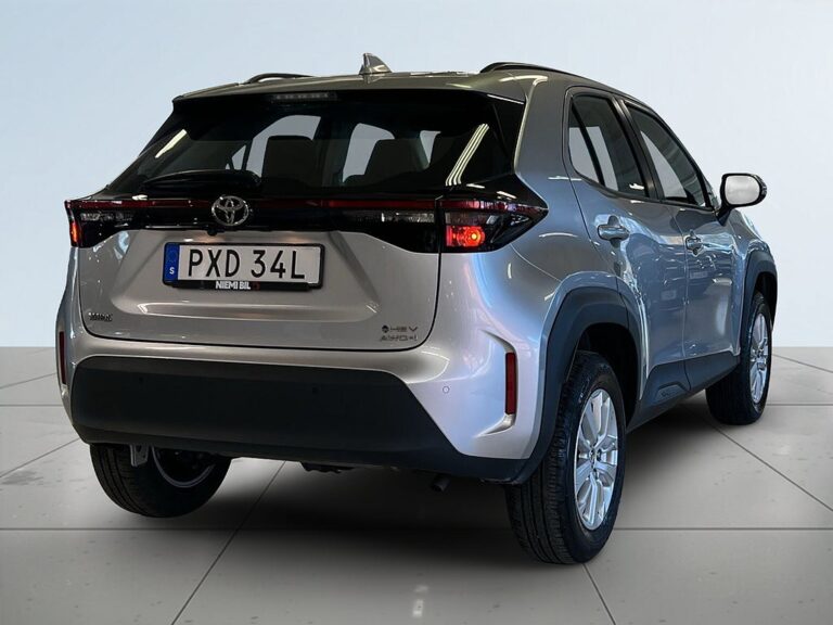 Toyota Yaris Cross Hybrid 115 AWD MOMS B-kamera Motorvärm Adaptiv S&V-däck
