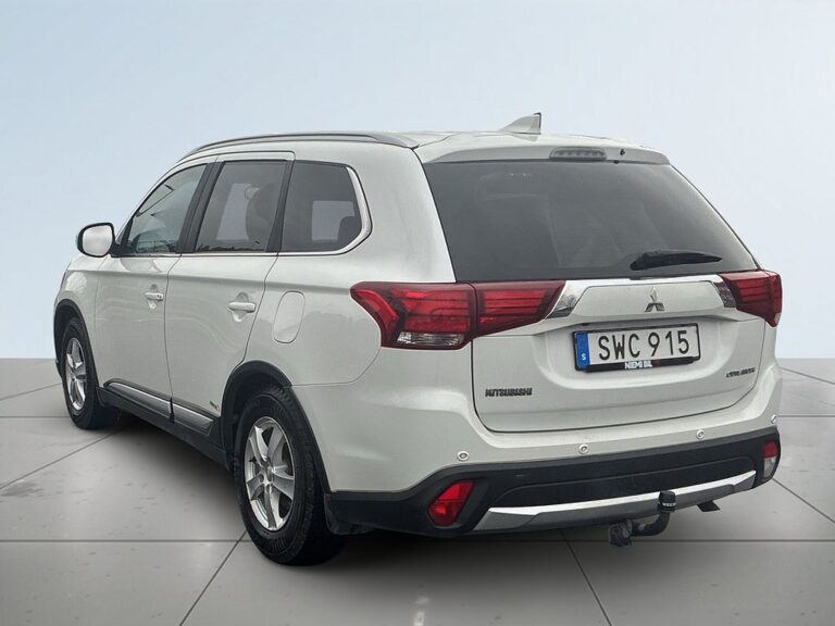 Mitsubishi Outlander 4WD Business 7-Sits/SoV-Däck/Drag/Elstol/Kamera/Värmare