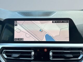 BMW 330e Sport line 360°kamera HuD Rattvärme Navigation S&V-däck – bild 15