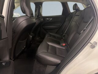 Volvo XC60 B4 AWD Momentum Advanced S&V/Kamera/Pano/Skinn/Pvärm – bild 13