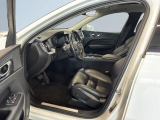Volvo XC60 B4 AWD Momentum Advanced S&V/Kamera/Pano/Skinn/Pvärm – bild 7