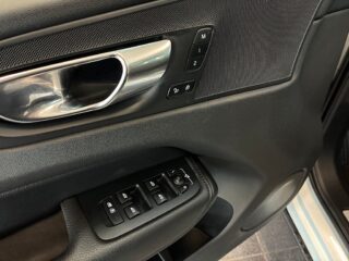 Volvo XC60 B4 AWD Momentum Advanced S&V/Kamera/Pano/Skinn/Pvärm – bild 20