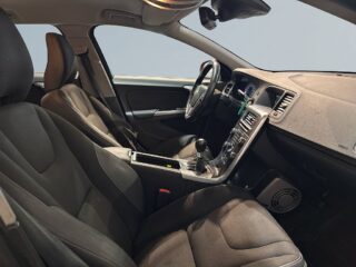 Volvo V60 T3 Momentum Business Edit Mvärm Psens Kamrem bytt SoV – bild 10