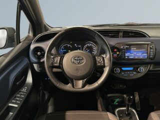 Toyota Yaris Hybrid e-CVT Selection Backkamera Motorvärmare S/V-hjul – bild 9