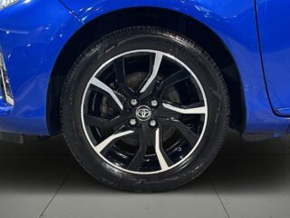 Toyota Yaris Hybrid e-CVT Selection Backkamera Motorvärmare S/V-hjul – bild 14