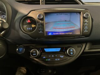 Toyota Yaris Hybrid e-CVT Selection Backkamera Motorvärmare S/V-hjul – bild 11