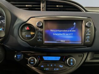Toyota Yaris Hybrid e-CVT Selection Backkamera Motorvärmare S/V-hjul – bild 15