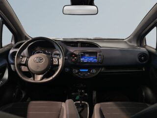 Toyota Yaris Hybrid e-CVT Selection Backkamera Motorvärmare S/V-hjul – bild 8